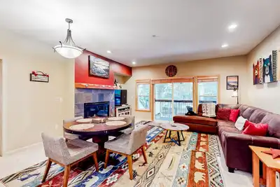 Image de Updated condo near ski resort with heated pool, hot tub, fireplace, balcony, W/D