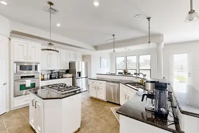 Image de Spacious house with water view & patio with Bbq