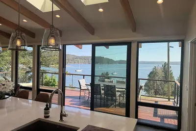Image de Summer Daze - enjoy in\/outdoor living in this new ocean front designer home.
