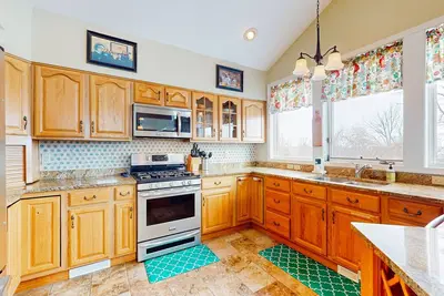 Image de Spacious home close to wine trail with deck, lake view & home office