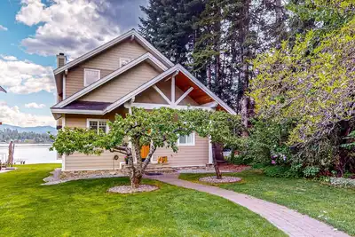 Image de Lakefront home with kayaks, dock, WiFi, fireplaces, Bbq grill