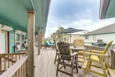 Image de Crystal Beach Home w/ Deck + Ocean Views!