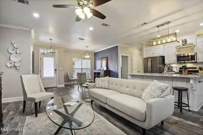 Image de Comfort, Charm, and Gulf Breezes Await at Mimi’s Beach Retreat.