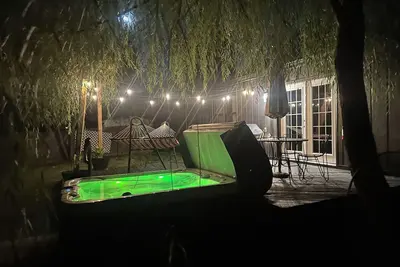 Image de Downtown Fishers house retreat “pet friendly” hot tub.
