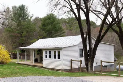 Image de Cottage, Axe Throwing, Fire Pit, Creek, Close to At and Tc. Fenced yard