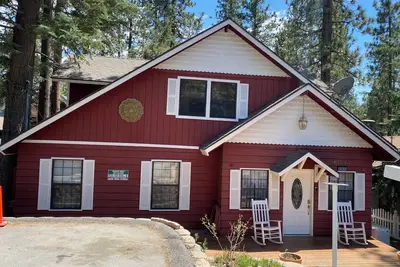 Image de Beautiful Big Bear Retreat close to skiing golf and zoo.