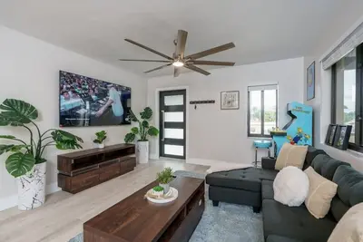 Image de New! Calle Ocho Home w/Simpson’s Arcade!