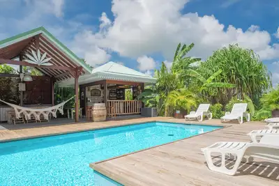 Image de Évasion tropicale en bois Piscine privative avec charme antillais.