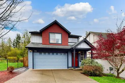 Image de 2-story home near downtown with private hot tub, streaming, firepit, deck, & W/D