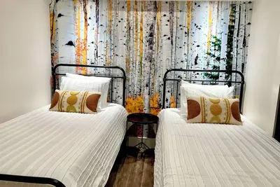 Image de A Cozy and a Modern Retreat. Newly renovated -2 bed 1bath. Walk to everything!