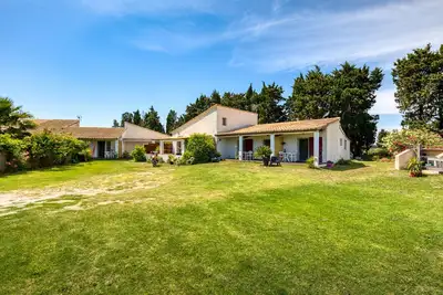 Image de 'Mas Des Cypres - Mazet 7' avec terrasse privée, jardin partagé et Wi-Fi