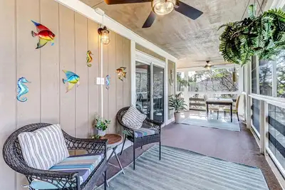 Image de Amelia's Treehouse! 8 min walk to beach. Pool. Large Screened-in balcony. Centrally located!