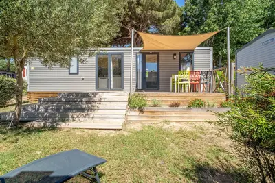 Image de Caravane 'Charmant Mobil Home 6 Personnes' avec piscine partagée, terrasse privée et jardin privé