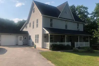 Image de Historic farmhouse w\/ modern updates, close to Pictured Rocks and activities.