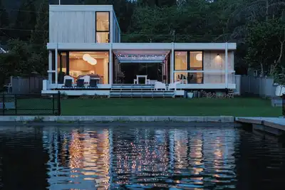 Image de Modern Architect-Designed Lakefront House