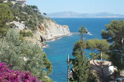 Image de 'Gîte Rénové Calanques La Vesse' avec vue montagne, Wi-Fi et climatisation