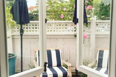 Image de Cozy Beach Cottage      between Moonlight and Stone Steps beaches