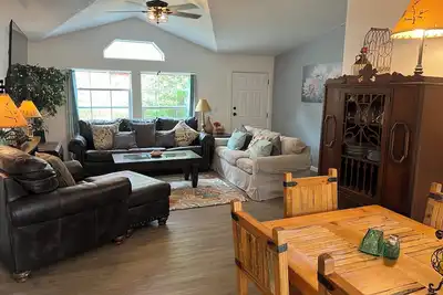 Image de Hidden in the trees! Reasonable Rates-Sleeps 12-Includes kayak for 4. New listing!
