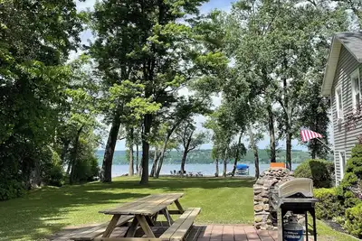 Image de Canandaigua Lake Waterfront Vacation Rental Cottage.