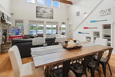 Image de Waterfront, Boat Lift, Hot Tub, Luxury Farmhouse