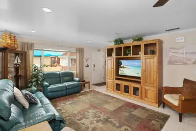 Image de Family friendly 3 bed/3 bath, Spacious, Comfortable, A/C, WiFI, Beach Toys and Parking