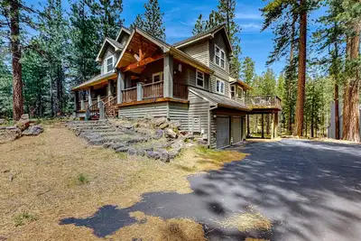 Image de Spacious family home with wraparound deck, gas grill, and resort amenities