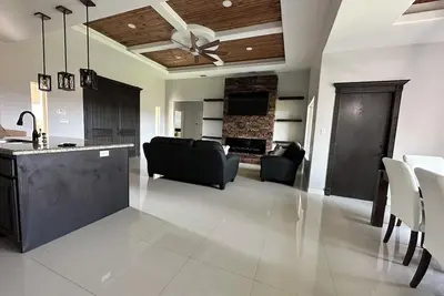 Image de Family Escape Home w/playground 5 minutes from shopping centers & restaurants