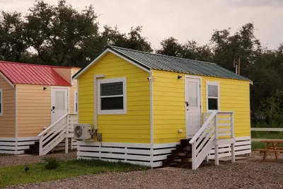 Image de 5 min to the beach, tiny house with kitchenette- perfect for two 826-1