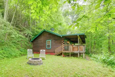 Image de Serene Maggie Valley Retreat w/ Deck & Hot Tub!