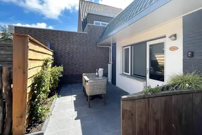 Image de Two-person holiday home with a beautiful location near the beach and dunes