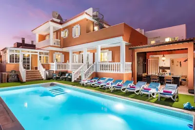 Image de Villa Naranja avec piscine privée chauffée, vue sur la mer