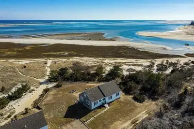 Image de 3 Bedroom Sea-Side Cottage w/ Beach Access Rpam083