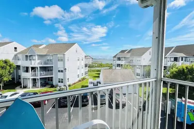 Image de Nice appointed condo with water views and All the amenities!