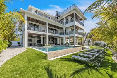 Image de Brand new luxury Home! Canal Front with Pool, Spa, Rooftop Deck with views