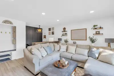 Image de Gather in Saskatoon - Hot Tub 85\" Tv, Deck, Bbq, Trampoline, Games Room, 5Bdrm
