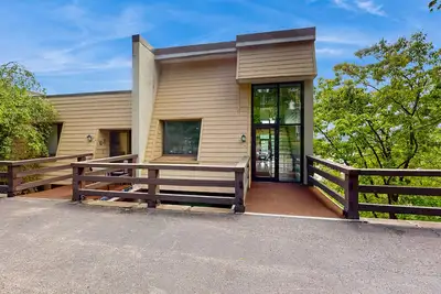 Image de Modern penthouse condo with beautiful sunrises, lake view, & balcony