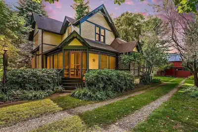 Image de 1-acre oasis near Saugatuck, wineries, beaches, shops, stunning yard & sunset!
