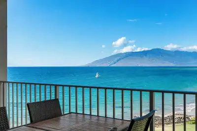 Image de Luxurious oceanfront, walking distance to cafes, restaurants, and shopping!