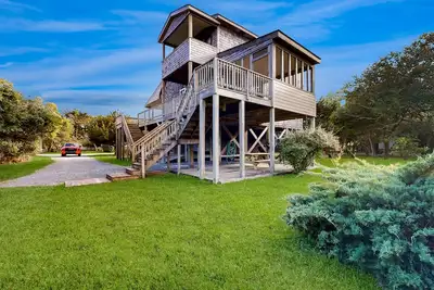 Serenity by the Lake-Spacious decks, peaceful retreat, and beachside bliss await