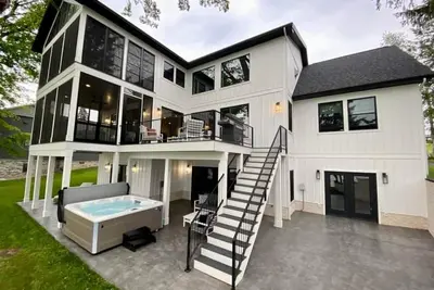 Image de Brand New 7 Br / 5 Ba luxury home On Keuka Lake just outside of Penn Yan!