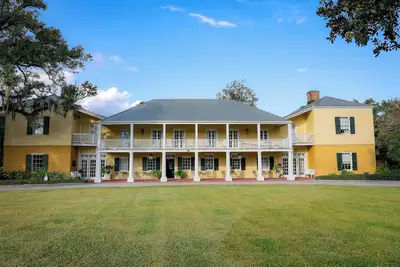 Image de Spend the night in one of the South's oldest historic homes!