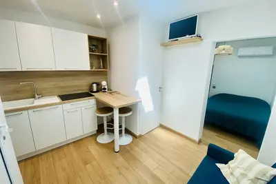 Image de Joli Appartement Type Suite d'Hôtel entièrement renovée en centre-ville, proche Plage (215)