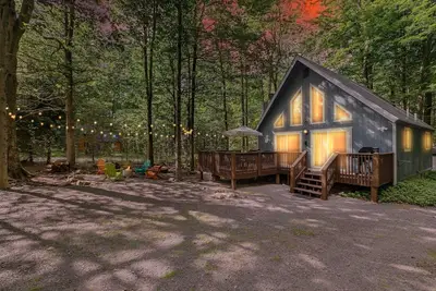 Image de 6min walk to pool, Ac, Wi-Fi, Arcade, Firepit, Bbq, Deck.