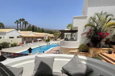 Image de Luxury, Boutique Two Bedroom Modern Townhouse with Golf Views