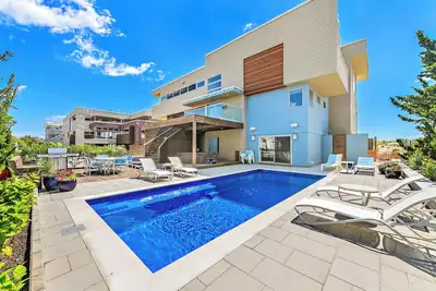 Image de Welcome to your ocean front paradise, 7 beds, 5. 5 baths, right on the beach