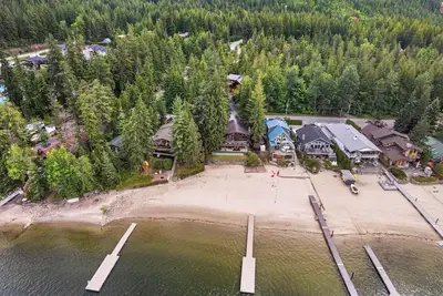 Image de Cozy Beach Front getaway, with mountains and lake views all around.