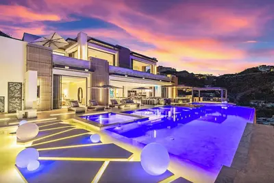 Luxury Vip Mansion Bartender, Chef, Maid included