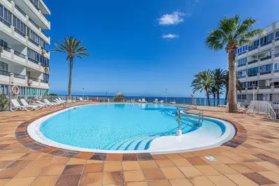 Image de Appartement de vacances 'Newly Refurbished Beachfront' avec vue sur mer et climatisation