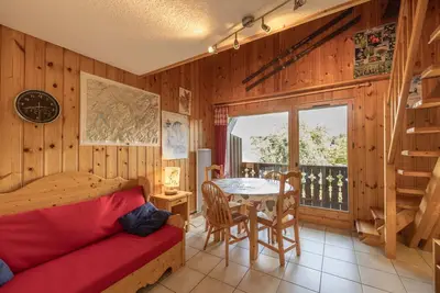 Image de Appartement 'Appt Au Pied Des Pistes - Immoclean' avec vue sur montagne et balcon