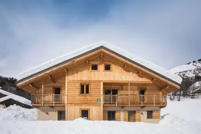 Image de Appartement 'Chalet Evasion - 13 Personnes' avec vue sur la montagne, jardin partagé et Wi-Fi